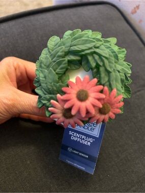 Yankee Candle Green Leaf ScentPlug with Pink Flower Accents